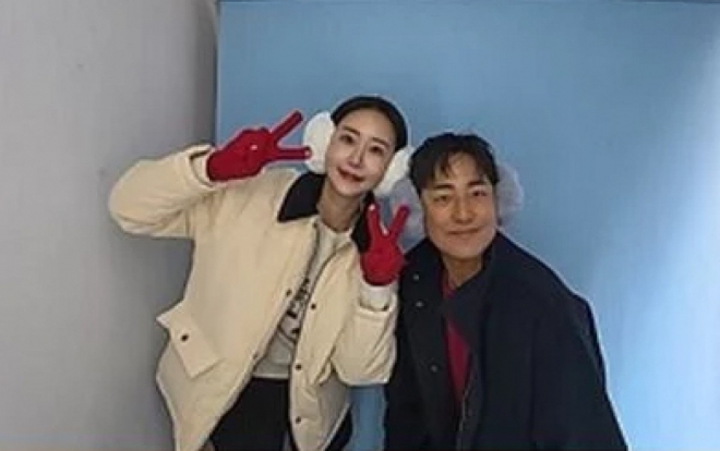 thumbnail - 결혼은 6개월 만에… 12살 연하녀에 푹 빠진 ‘이 남자’