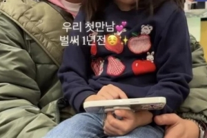 기사로 이동 - “우리 첫 만남인데”… 6살 딸 품에 안고 ‘눈물’ 보인 원조 아이돌