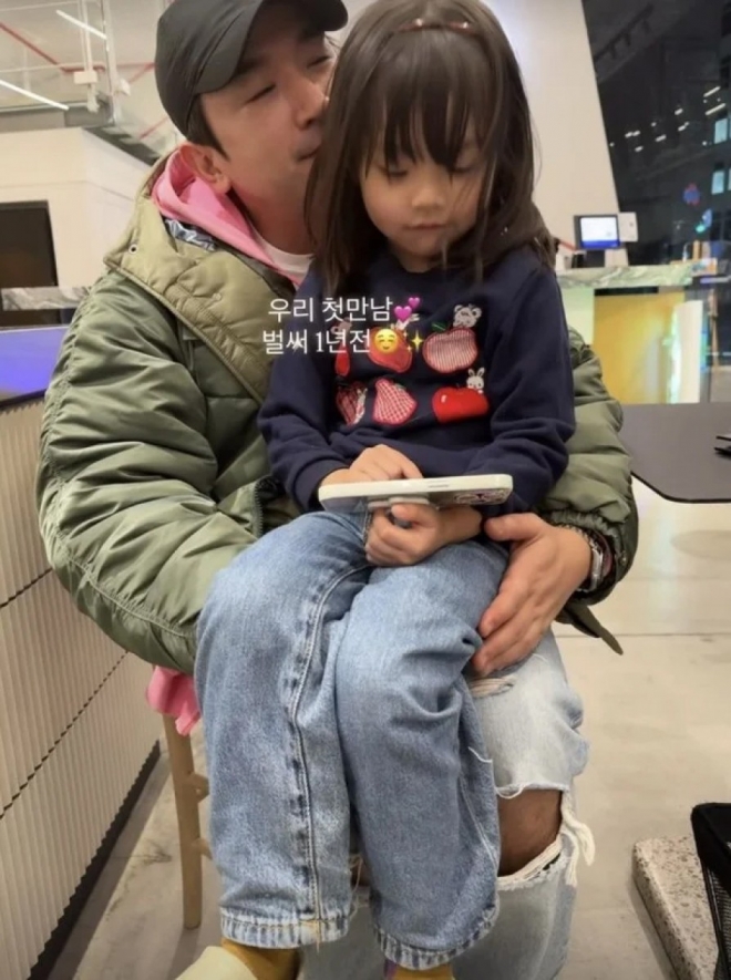thumbnail - “우리 첫 만남인데”… 6살 딸 품에 안고 ‘눈물’ 보인 원조 아이돌