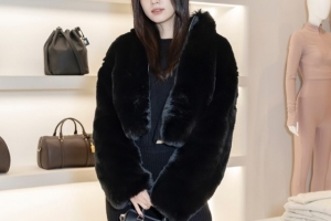 기사로 이동 - 머리부터 발끝까지 시크하게… 한효주, ‘이 모습’으로 나타나자 모두 놀랐다