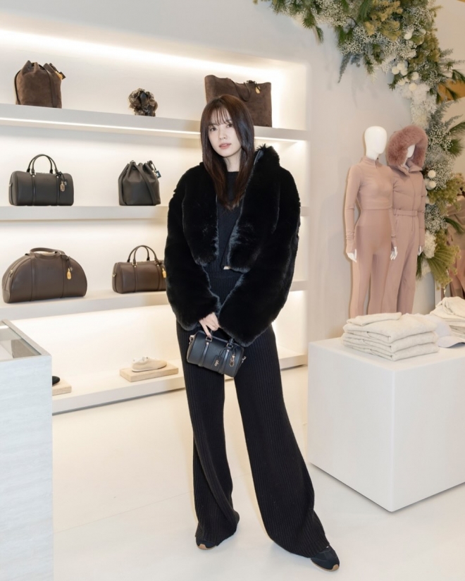 thumbnail - 머리부터 발끝까지 시크하게… 한효주, ‘이 모습’으로 나타나자 모두 놀랐다