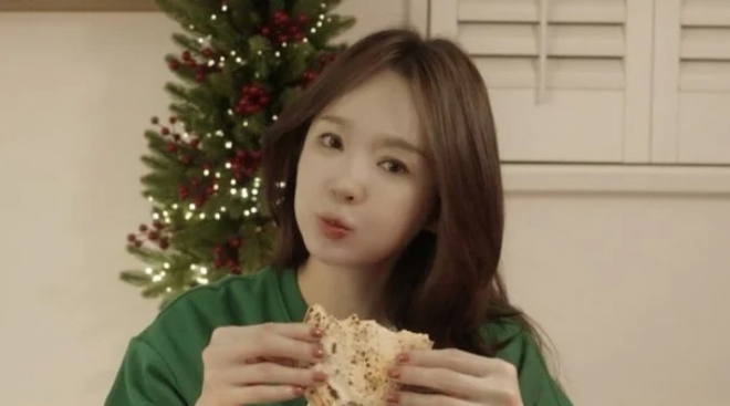 thumbnail - “맛있어?” 묻는 의문의 남성… 강민경, 브이로그 속 ‘이 목소리’ 결국 해명했다