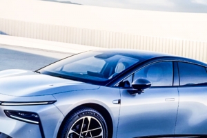 기사로 이동 - 1,550km 달리는 괴물 세단… “전기차만으론 안돼” 결국 ‘이것’ 추가한 회사