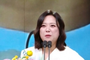 기사로 이동 - “30년 만에 터진 수상소감”… 김숙, 논란의 ‘이 사람’ 이름 꺼내자 ‘시끌’