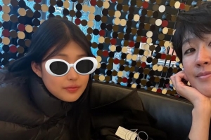 기사로 이동 - 22년 결혼생활 종지부… 이혼 4개월 만에 딸과 단둘이 포착된 ‘이 모습’