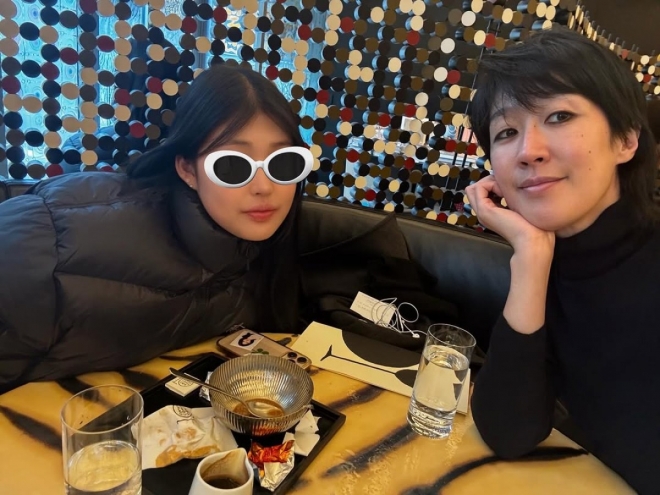 thumbnail - 22년 결혼생활 종지부… 이혼 4개월 만에 딸과 단둘이 포착된 ‘이 모습’