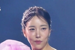 기사로 이동 - 껴안고 입맞춤, 딱 걸렸다… 불륜설 터진 트로트 가수, ‘이 프로그램’ 초비상