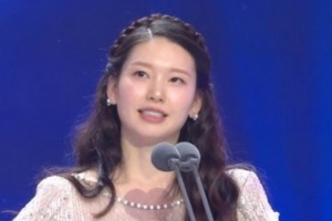 기사로 이동 - “축구를 잠시 쉬어야 할 듯”… ‘골때녀’ 에이스, 시상식서 터진 ‘이 고백’