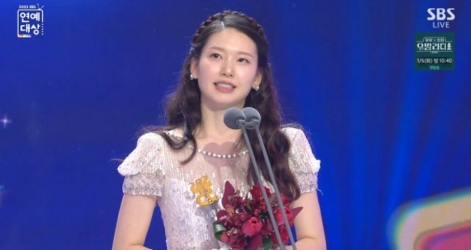 thumbnail - “축구를 잠시 쉬어야 할 듯”… ‘골때녀’ 에이스, 시상식서 터진 ‘이 고백’