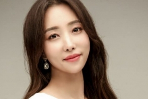 기사로 이동 - 포옹에 입맞춤까지… CCTV 다 찍혔는데, 불륜설 ‘이 가수’의 반전 주장