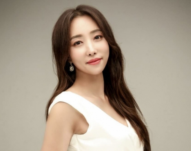 thumbnail - 포옹에 입맞춤까지… CCTV 다 찍혔는데, 불륜설 ‘이 가수’의 반전 주장