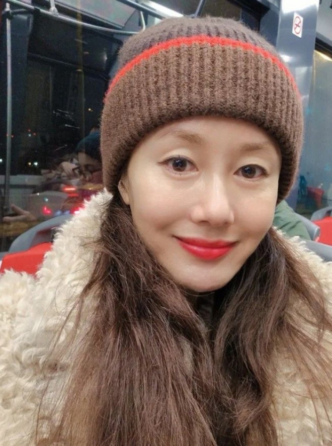 thumbnail - “작품은커녕 후회만 깊어져”… 돌연 한국 떠난 50대 여배우의 ‘충격’ 고백