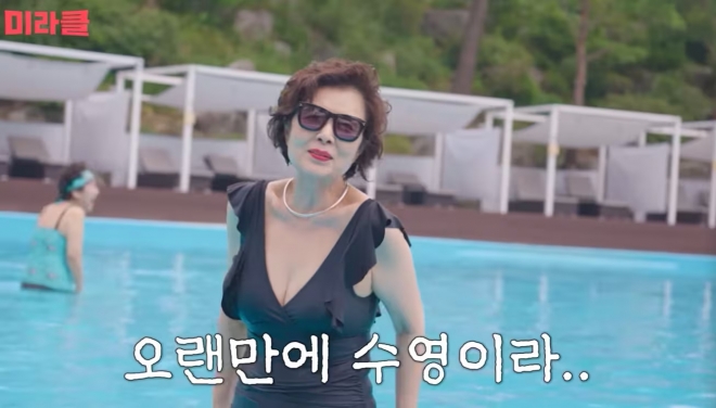 thumbnail - “수영복 사진으로 난리”… 74세 윤미라가 매일 챙겨먹는 ‘이것’의 정체