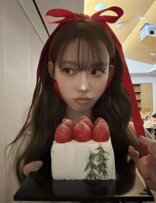 thumbnail - 순간 카리나인 줄 알았네… 윈터 생일 사진에 팬들 뒤집어진 ‘이것’