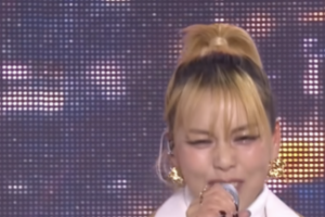 기사로 이동 - “제가 다 망쳤어요”… 역대급 방송사고 터뜨린 ‘이 가수’의 충격 무대