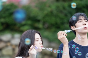 기사로 이동 - 일본 원작도 이겼다... 2주 만에 65만 울린 한국 영화 ‘정체’