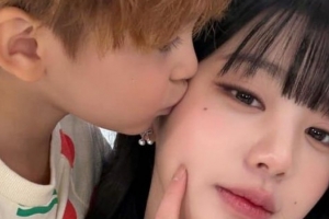 기사로 이동 - “얼굴 소멸 직전”… 장원영 볼에 뽀뽀한 ‘이 모델’ 정체에 팬들 난리