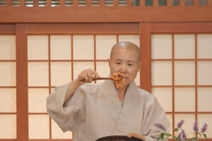 기사로 이동 - “고기 한 점 없이 침 꼴깍”…흑백요리사2 그 스님, 결국 ‘이곳’ 등판