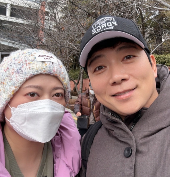 thumbnail - “엄마가 직접 머리 밀어줬다”…희귀암 3번째 수술, 오열한 ‘이 가수’