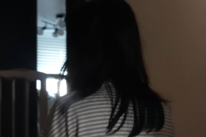 기사로 이동 - “브래지어 차자” 돌발 발언… 지퍼 열린 채 활보한 50대 여배우 ‘이 사람’