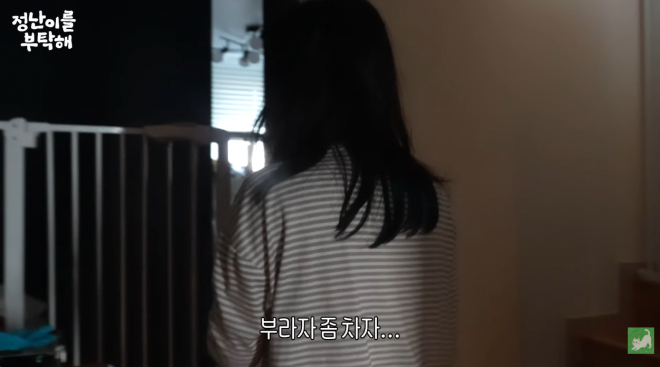 thumbnail - “브래지어 차자” 돌발 발언… 지퍼 열린 채 활보한 50대 여배우 ‘이 사람’