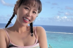 기사로 이동 - “7세 연하가 반했다”… 결혼 앞둔 1월, 사이판서 포착된 ‘이 가수’