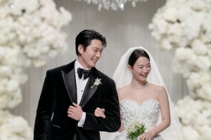 기사로 이동 - “결혼식 내내 펑펑”… 김우빈의 신부, 하객들 울린 결정적 ‘한마디’