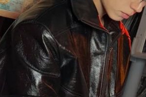 기사로 이동 - “이제 소년 아니다”…추운 1월, 젖은 머리로 여심 홀린 ‘이 남자’