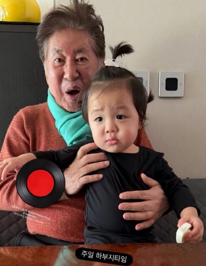 thumbnail - “늦둥이 아빠 아니었어?”… 76세 김용건, 손자 안고 짓궂은 ‘이 표정’