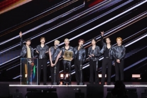 기사로 이동 - “왕의 귀환, 진짜 미쳤다”… 3관왕 휩쓴 ‘이 남자’ 결국 일냈다