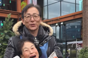 기사로 이동 - “가슴 떨려 말도 안 나와”… 전원주, 19살 연하 ‘이 남자’와 대놓고 스킨십