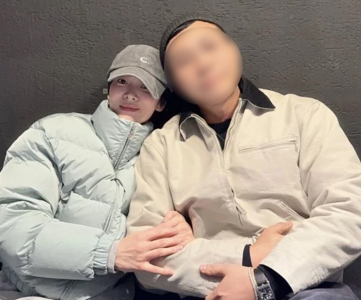 thumbnail - “새해부터 남자 품에 쏙”... 송혜교, 팔짱 낀 훈남 정체 알고보니 ‘이 사이’