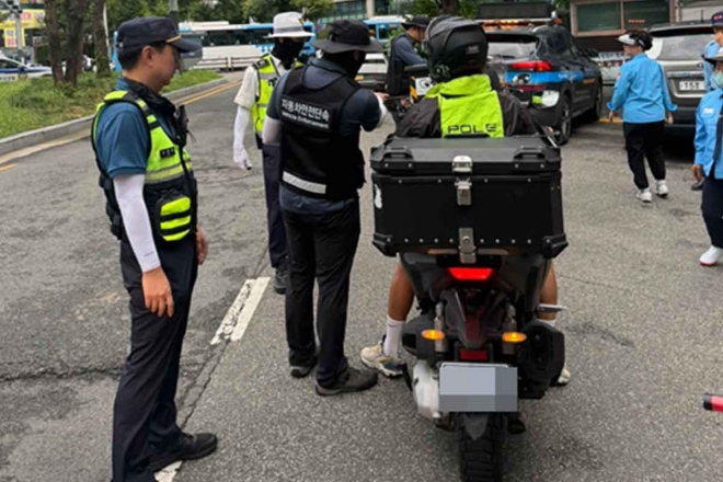 thumbnail - “갑자기 툭 튀어나와 쾅”… 운전자 떨게 한 ‘이것’ 2시간 만에 322건 적발