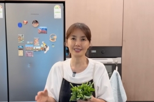 기사로 이동 - “피부 탄력 이유 있었네”… 56세 신애라가 매일 챙겨 먹는 ‘이 채소’