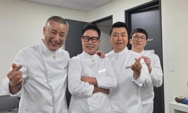 thumbnail - “대머리라더니 다 속았네”… 10년 만에 모자 벗은 ‘이 셰프’ 정체