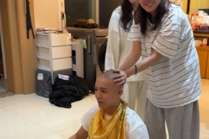 기사로 이동 - “두피 빨개져 숨도 못 쉬어”… 결혼식 직후 ‘삭발’ 감행한 남자 가수