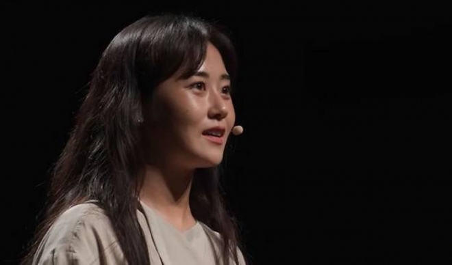 thumbnail - “얼굴만은 제발 안돼”… 머리채 잡혀 맞았던 女아이돌, 17년만의 ‘고백’