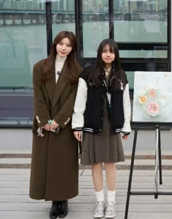 thumbnail - “인형 미모 그대로 컸네”… 최연소 작가 데뷔한 ‘이 딸’