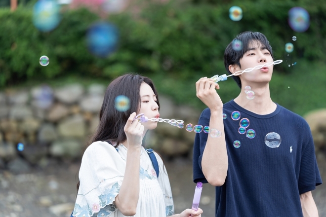 thumbnail - “이상적인 영화” 원작자도 극찬… 겨울 극장가 녹인 ‘이 로맨스’