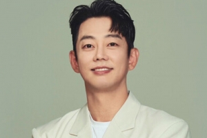 기사로 이동 - “밀월여행설까지 돌았다”… 태국서 휠체어 타고 온 ‘이 가수’의 사연