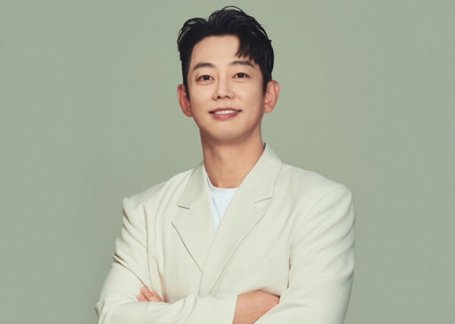 thumbnail - “밀월여행설까지 돌았다”… 태국서 휠체어 타고 온 ‘이 가수’의 사연