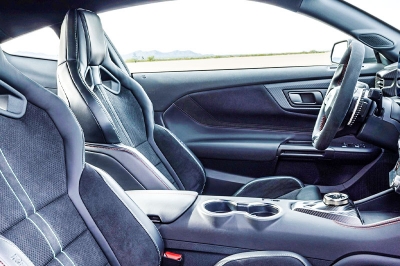 thumbnail - 디자인부터 미쳤다… 800마력 심장 품고 나타난 포드의 ‘이 머슬카’