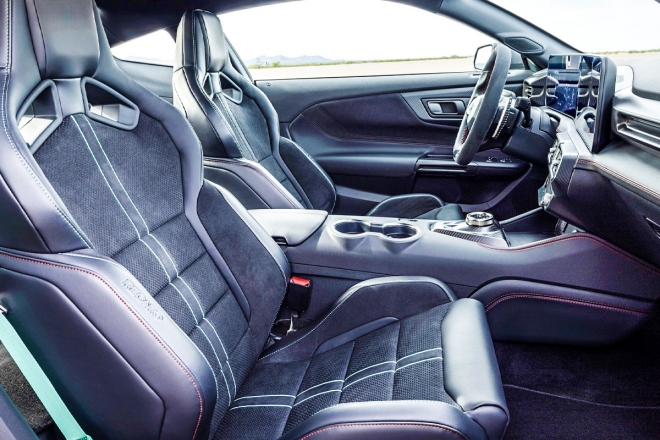 thumbnail - 디자인부터 미쳤다… 800마력 심장 품고 나타난 포드의 ‘이 머슬카’