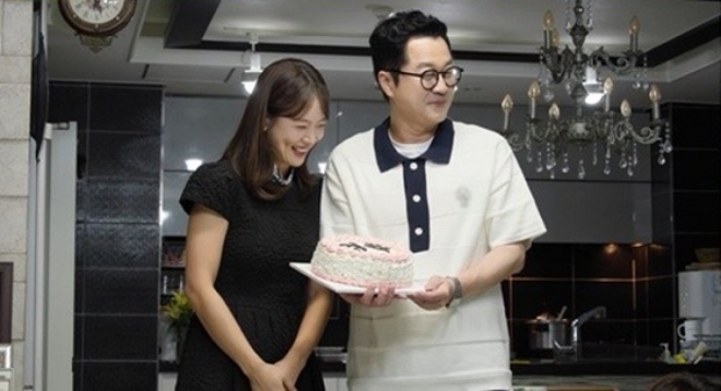 thumbnail - 장모님 될 분께 명품 목걸이를… 16세 연하와 열애 중인 ‘이 남자’