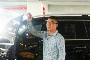 기사로 이동 - 묵묵히 옆을 지켰다… 논란 속 김건모 복귀 알린 ‘회장님 SUV’