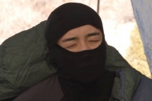 기사로 이동 - 아내 두고 홀로 텐트 생활… 이혼설 터진 가수 박군, 눈물의 사연 공개