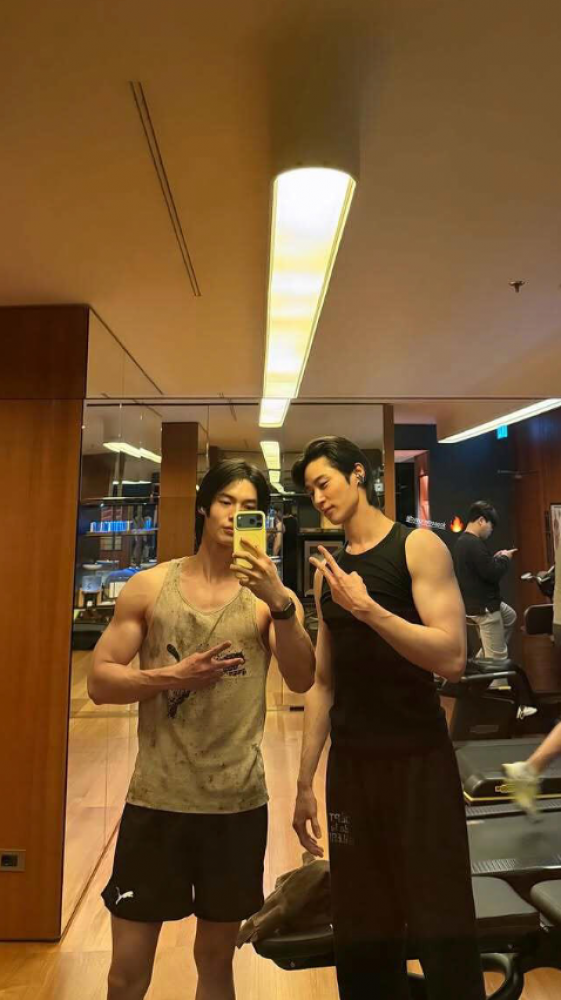 thumbnail - “패션쇼가 예고편이었다”…변우석, 밀라노서 ‘헬스장 투샷’까지 접수