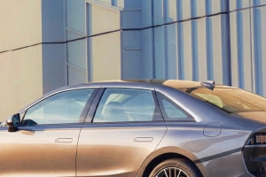 기사로 이동 - “아빠들 밤잠 설치겠네”… 40년 버틴 ‘국민 세단’의 역대급 변신