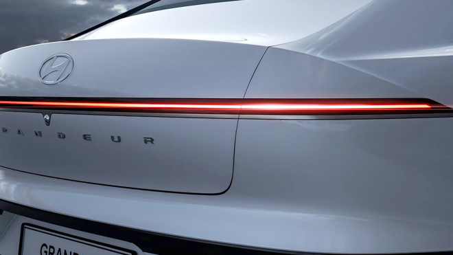 thumbnail - 신형 아반떼 사려다 ‘멈칫’… 하룻밤 새 1,100만원 빠진 ‘이 세단’