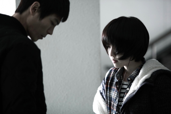 thumbnail - “아무도 안 봤던 그 영화”… 10년 만에 넷플릭스 뒤집은 ‘19금 스릴러’